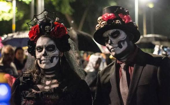 La dualidad de la muerte convive en megaprocesión de catrinas