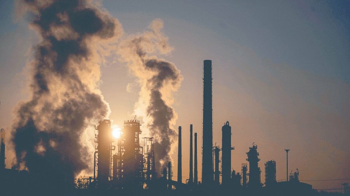 Petróleo cae tras repunte semanal y sigue cerca de máximos de seis meses