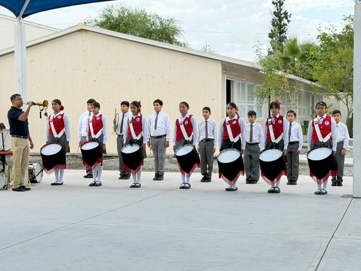 Municipio entrega instrumentos a banda de guerra de la primaria Cuauhtémoc en Obrera Norte