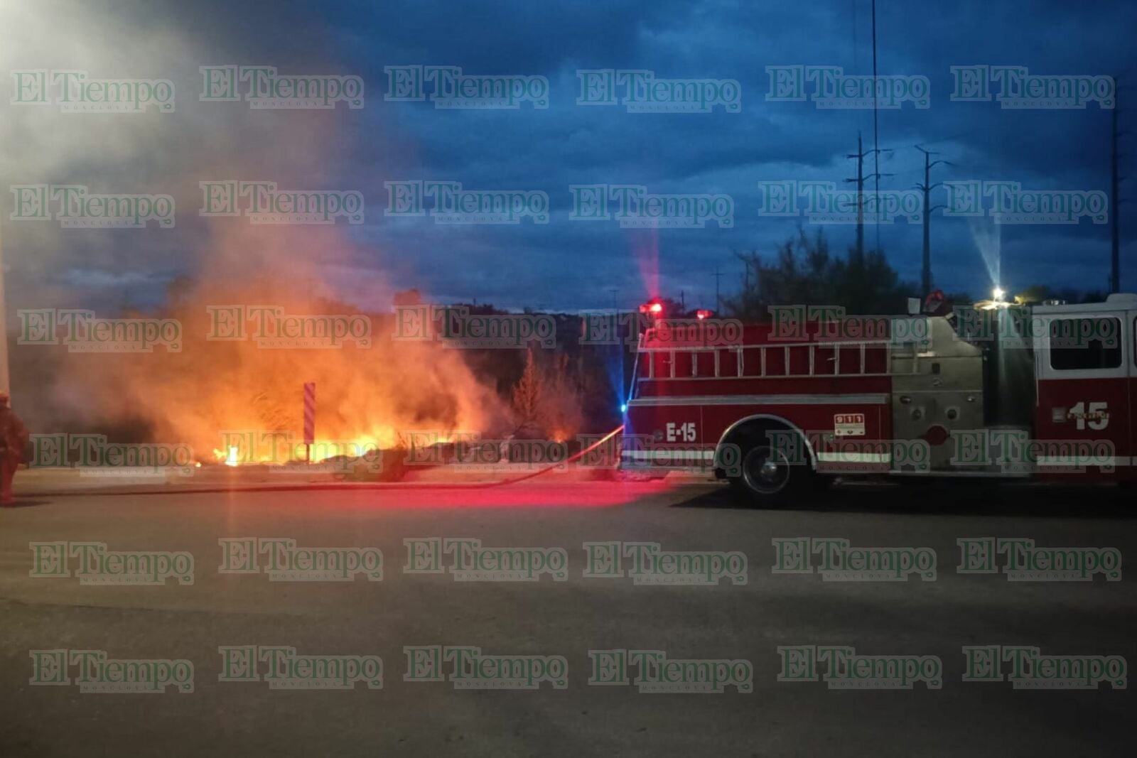 Voraz incendio en el río Monclova amenaza viviendas de la colonia Los 90