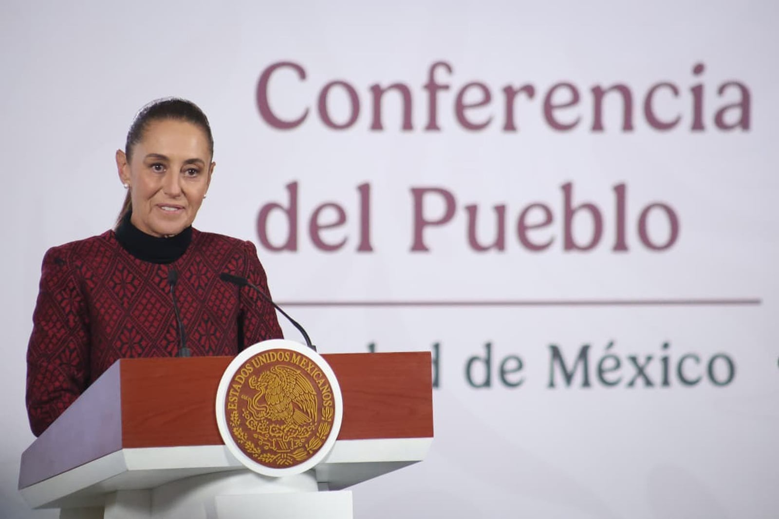 Sheinbaum defiende la atención médica pública y señala lo que aún falta