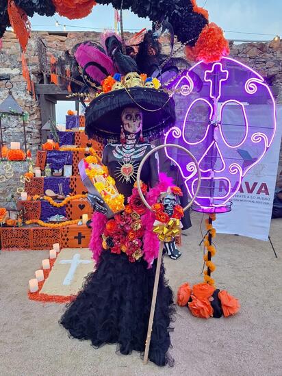 Joven de Nava conquista primer lugar en Concurso de Catrinas en Eagle Pass