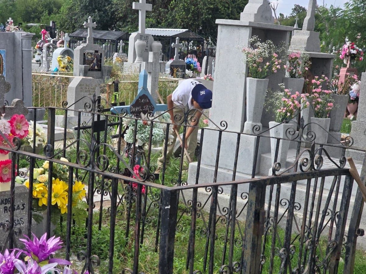 Intensifican fumigación en panteones de Piedras Negras y Cinco Manantiales por Día de Muertos