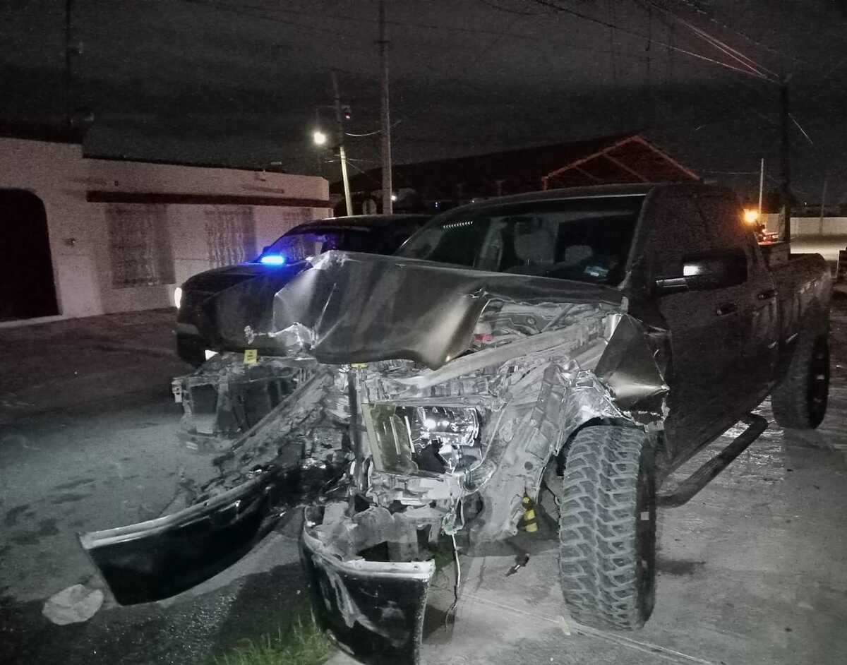 Abandonan camioneta tras derribar poste de CFE en la colonia Guadalupe