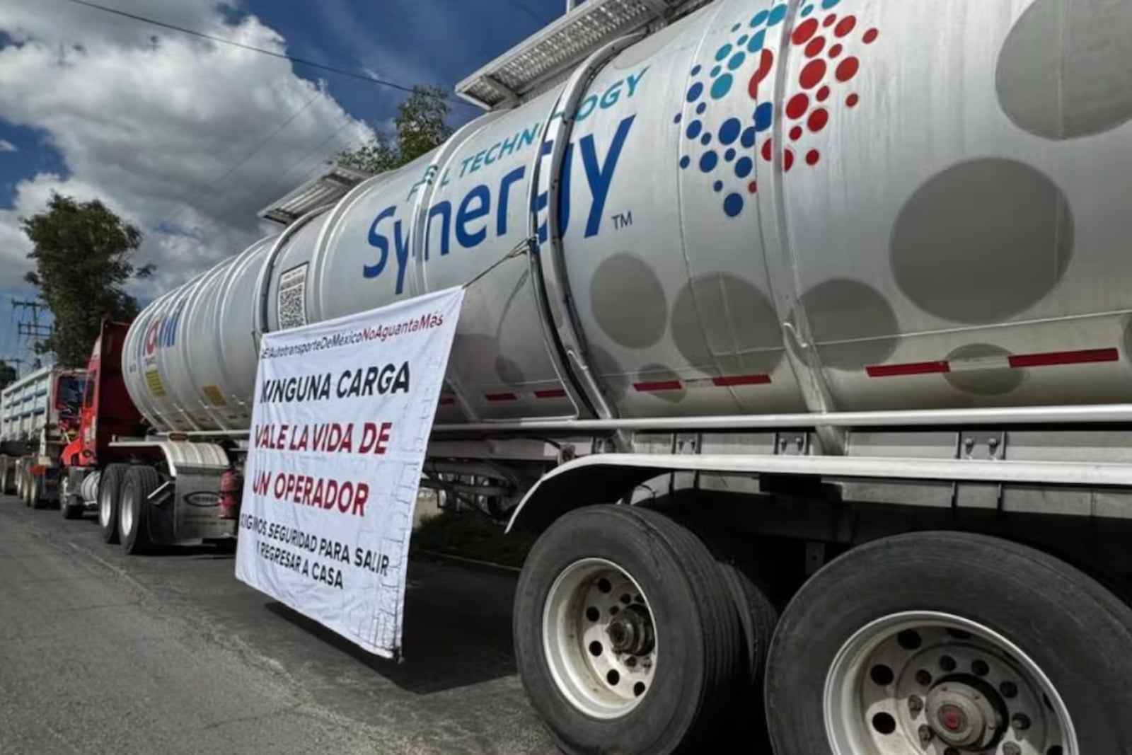 Segob acuerda mesas de diálogo con transportistas para evitar bloqueos carreteros