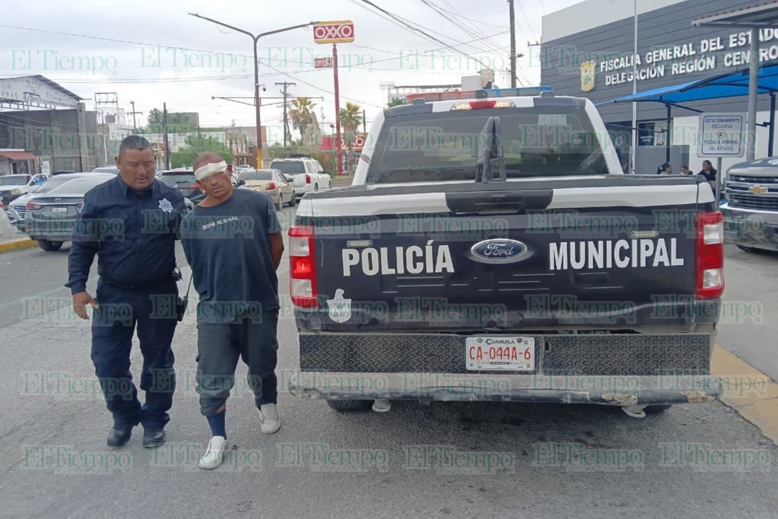 Amenaza a policías tras ser detenido por intento de robo en estadio