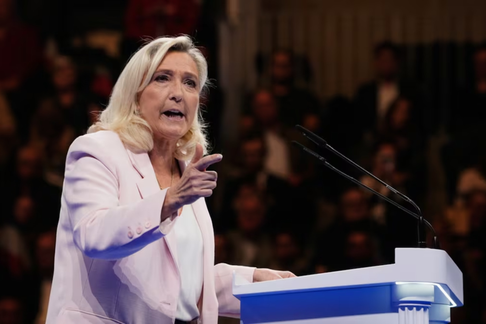 Marine Le Pen promete endurecer la seguridad y combatir a los cárteles en Francia