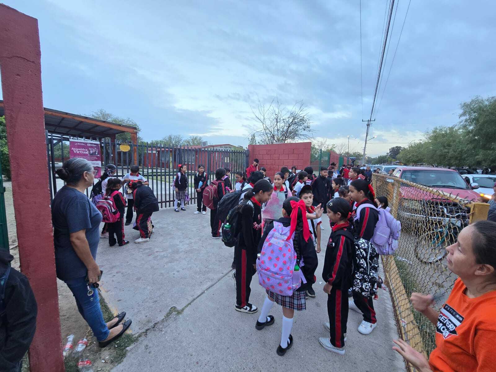 Madres de familia cierran primaria para exigir cambio de maestra en Piedras Negras