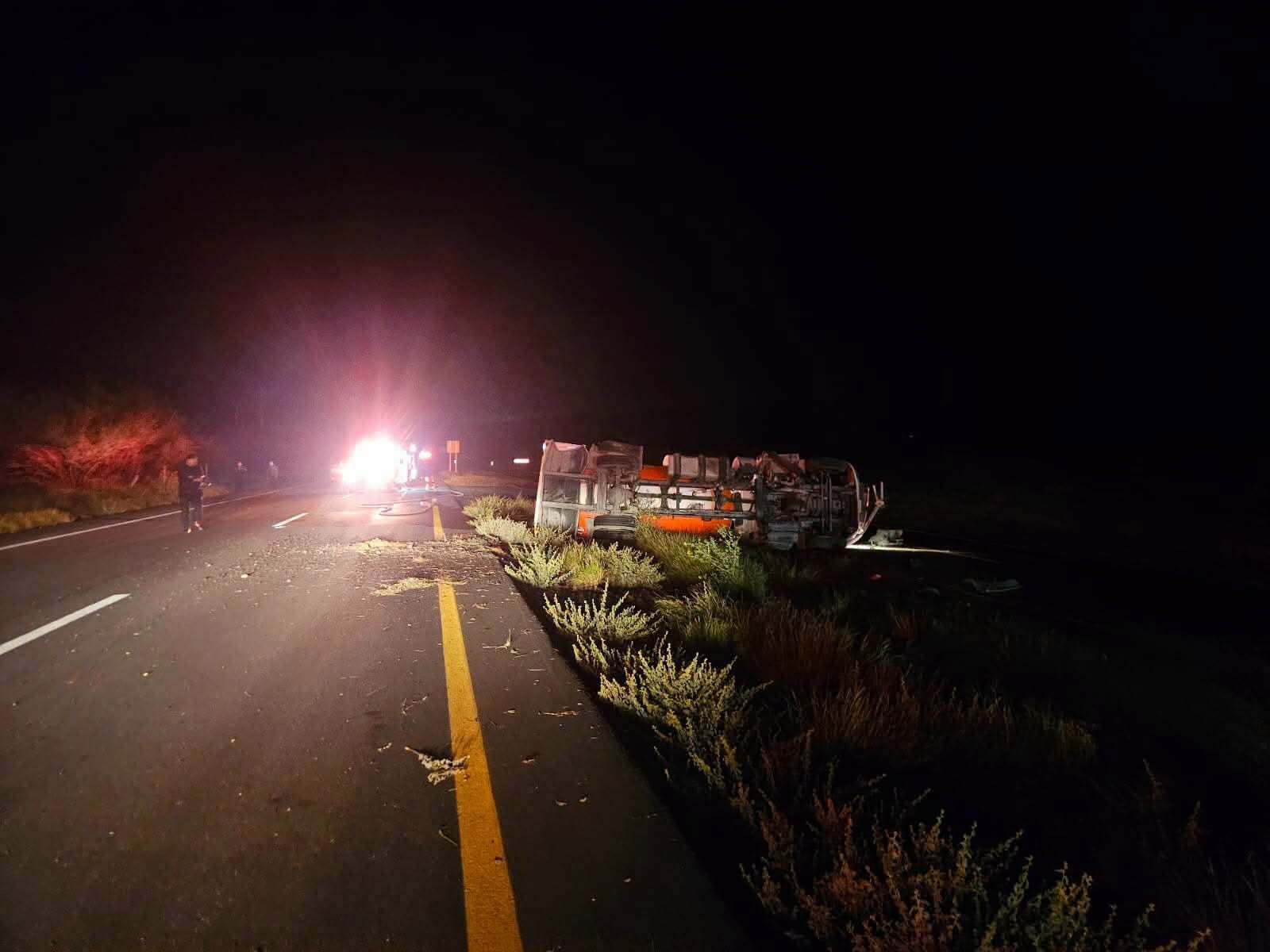 Queda atrapado tras volcar su pipa en la carretera 57