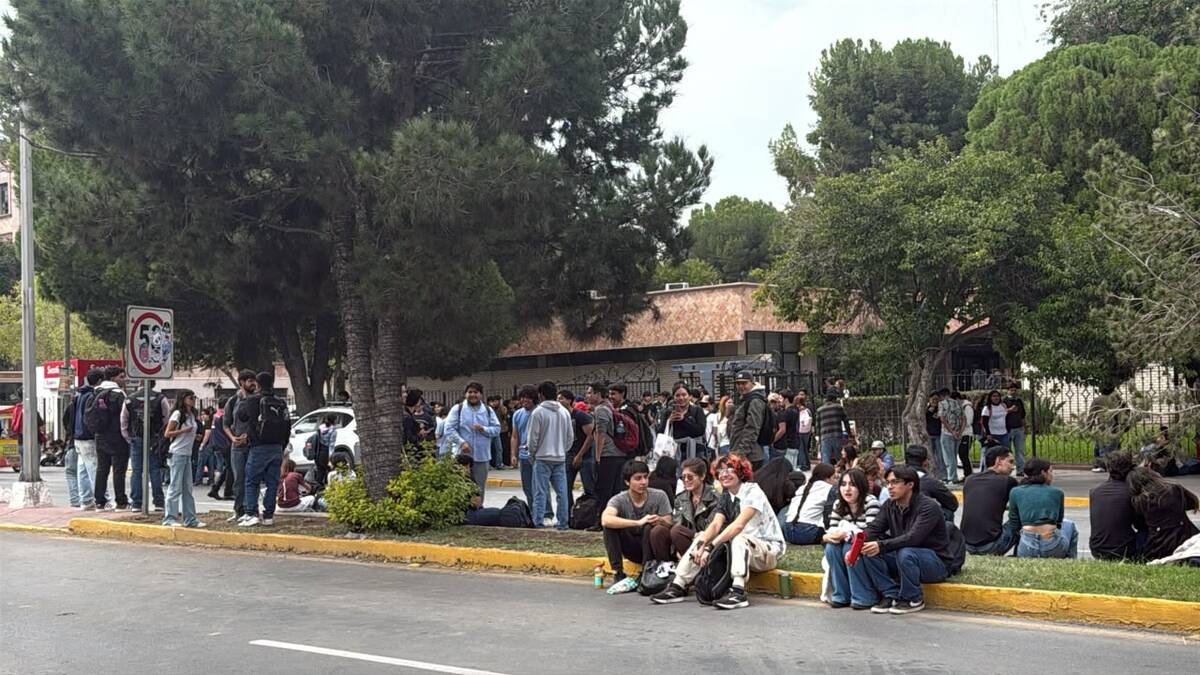 Bloqueo estudiantil paraliza el bulevar Venustiano Carranza en Saltillo