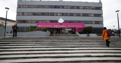 Renuncian tres funcionarios del INE tras reuniones con contratista