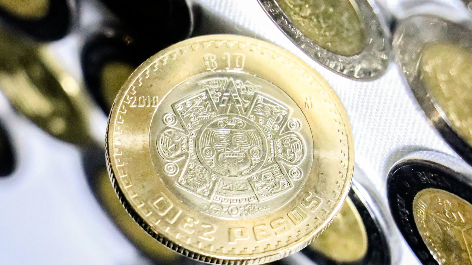 Peso mexicano cae 0.65% y dólar cierra en 18.67 pesos