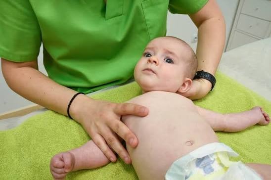 Tortícolis congénita en bebés: síntomas, causas y tratamiento oportuno