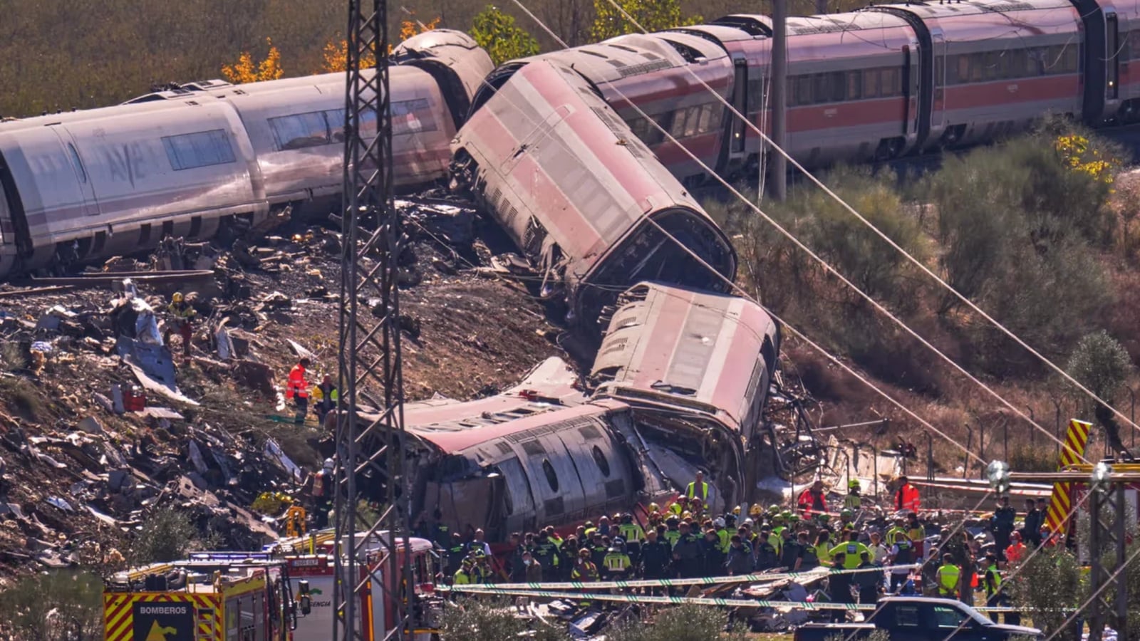 Choque de trenes deja al menos 64 muertos y decenas de heridos en España