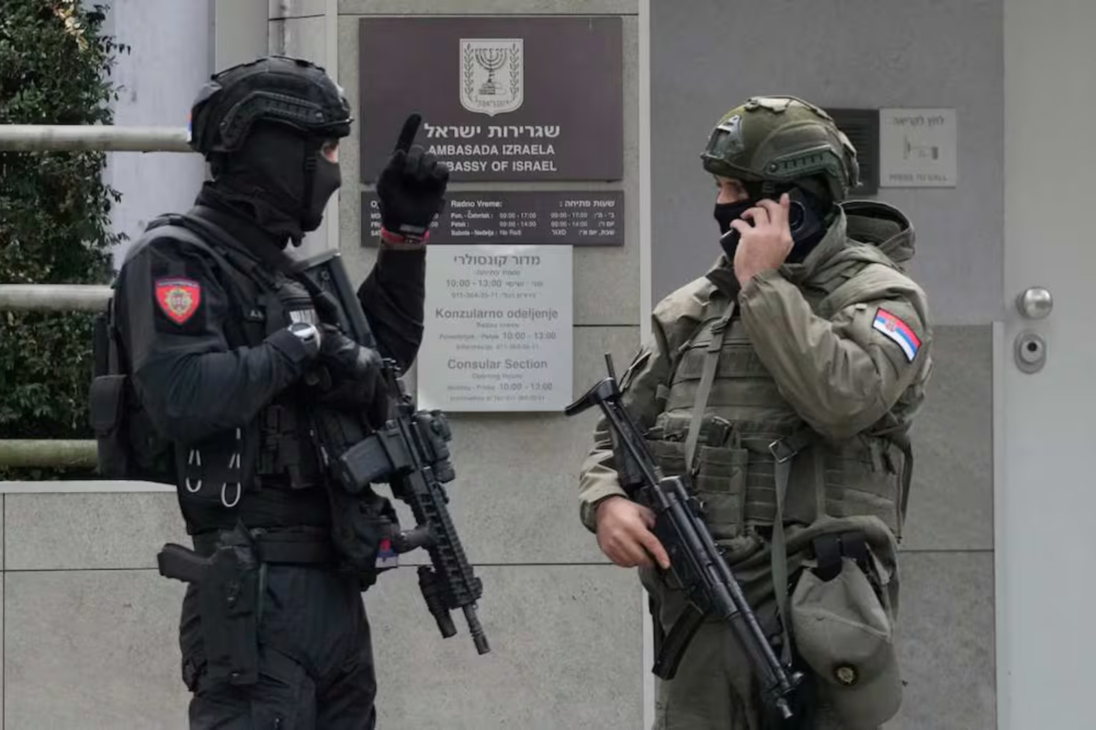Ataque en embajada de Israel en Serbia deja un policía herido
