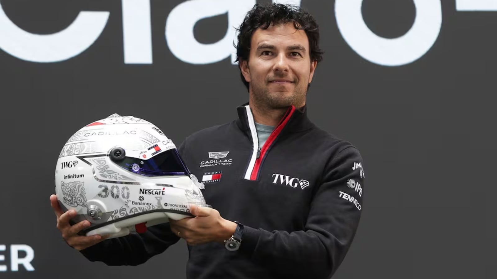 Checo Pérez celebra 300 Grandes Premios con exhibición en Reforma