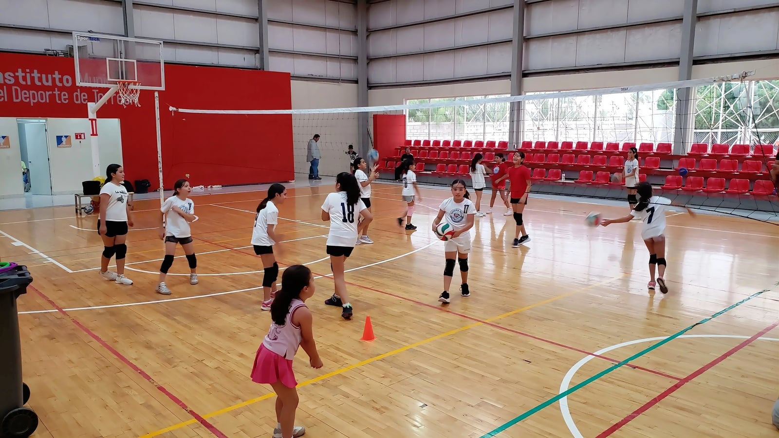 Academia de voleibol del Multideportivo Oriente forma nuevos talentos en Torreón