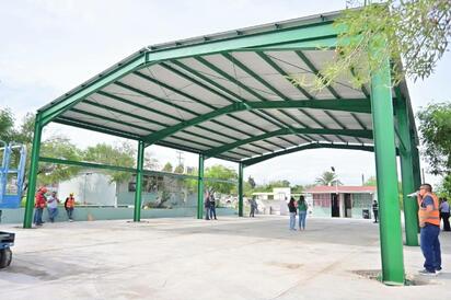 La obra en la Escuela Primaria General Ignacio Zaragoza, localizada en la colonia Buenos Aires, se informó que se realiza una inversión superior