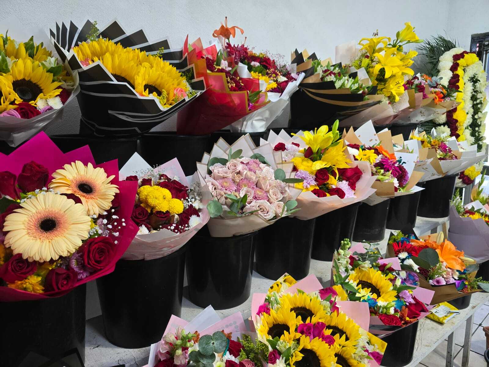 Recomiendan utilizar flores artificiales para evitar acumulación de agua en panteones de Piedras Negras ante Día de Muertos