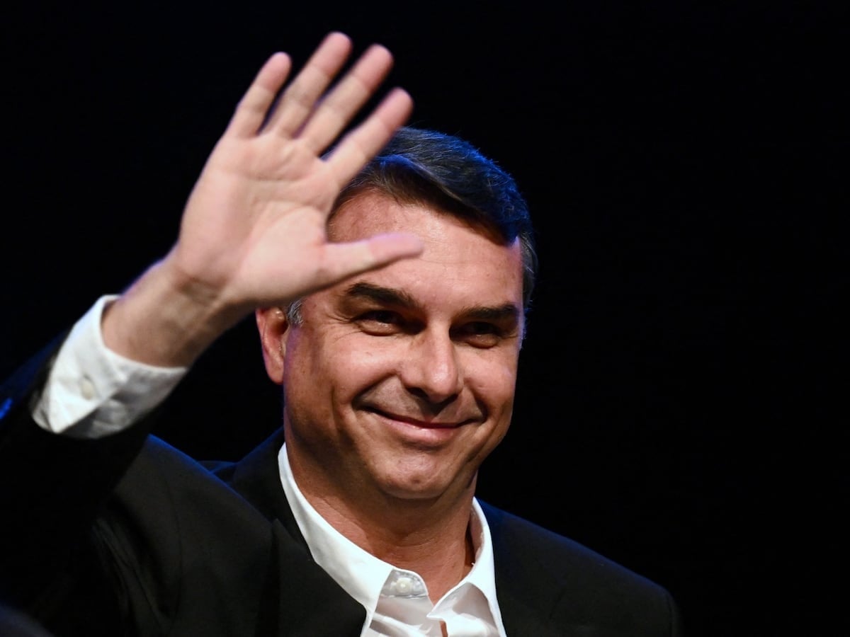 Flávio Bolsonaro se proclama presidente electo de Brasil pese a derrota