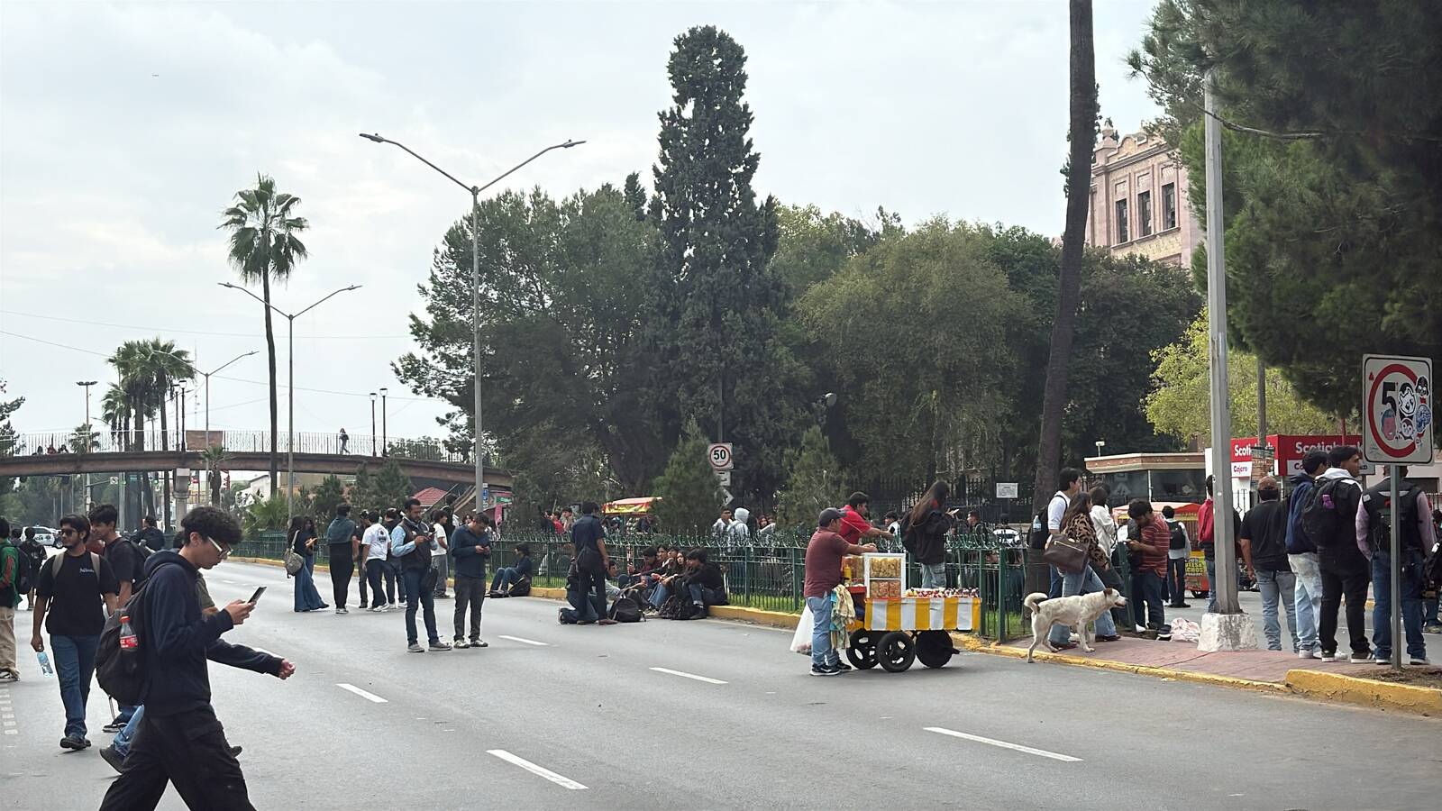 Alumnos del Tec Saltillo mantienen plantón y exigen respuesta a sus demandas