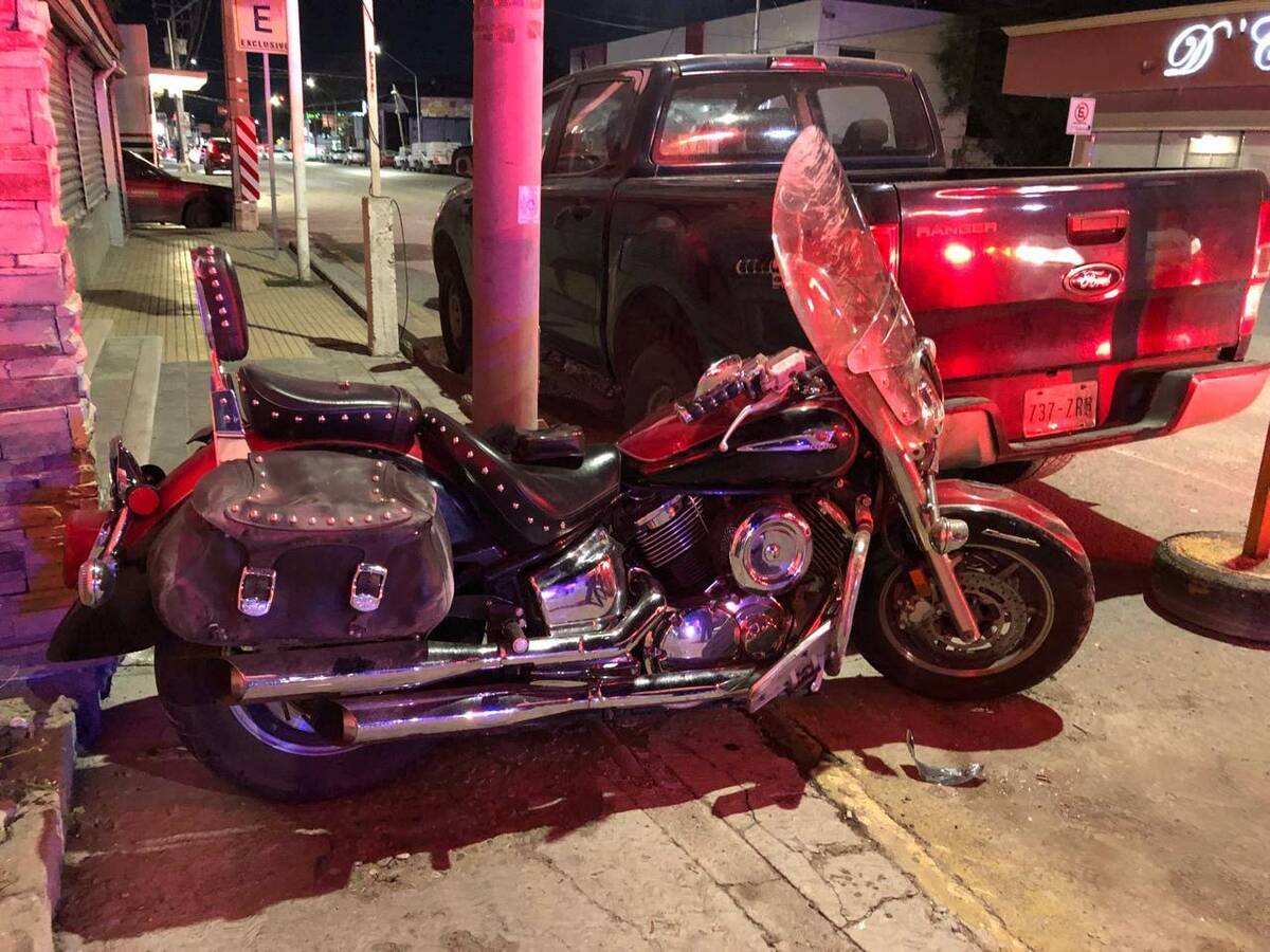 Motociclista derrapa al esquivar un automóvil en el bulevar Juárez