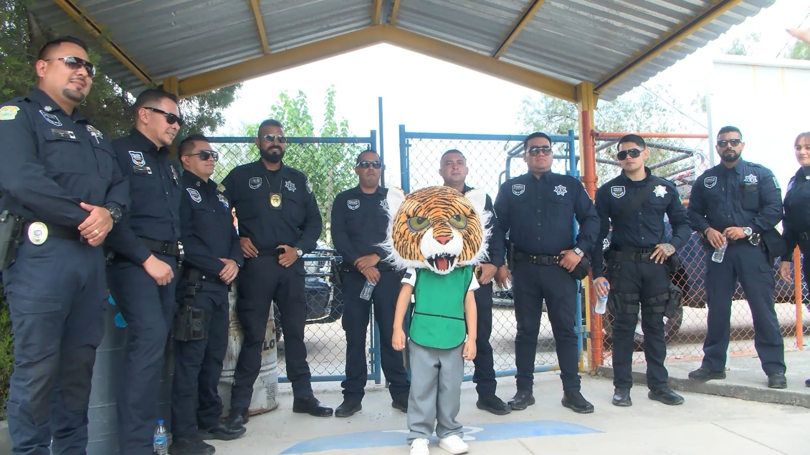 Directora agradece a policías rehabilitación de jardín infantil en Paso del Coyote