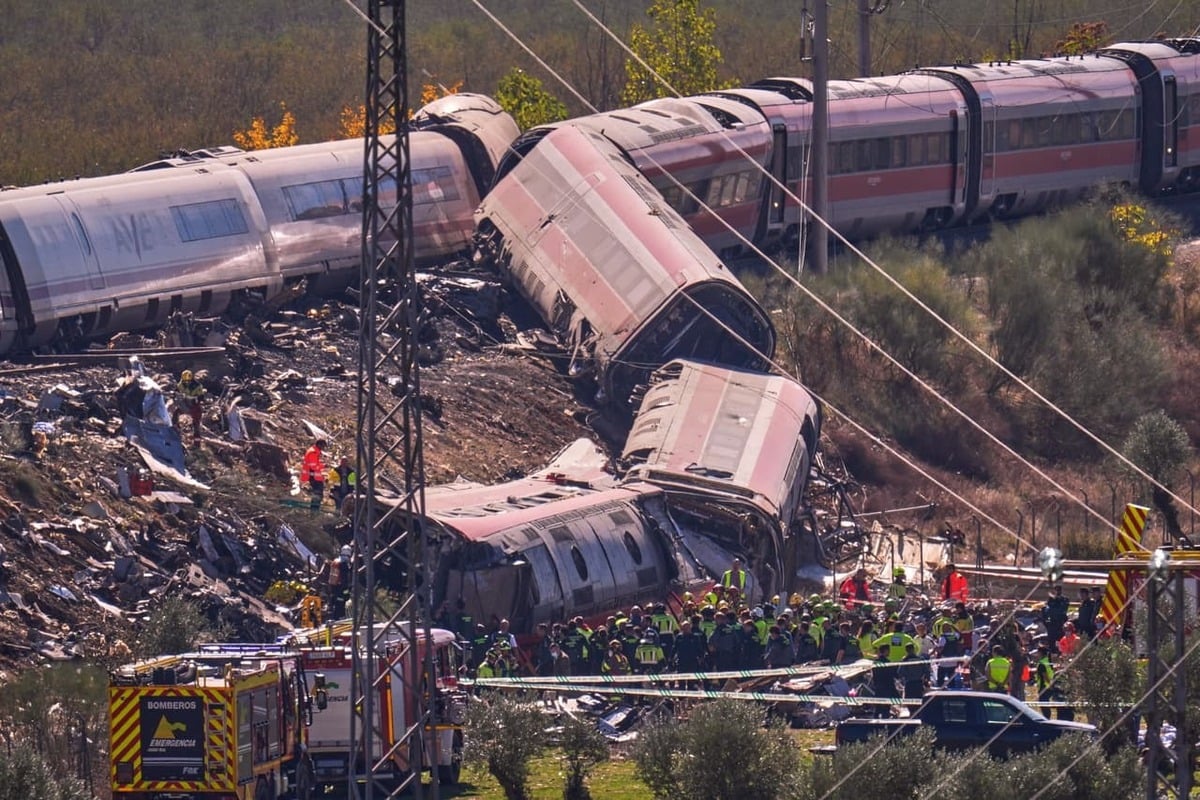 España decreta tres días de luto; accidente de trenes suma 69 fallecidos