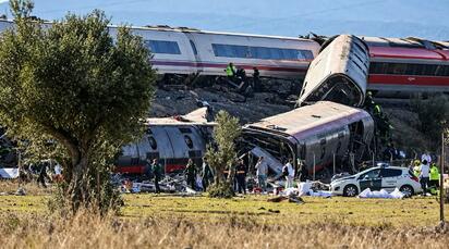 La tragedia ferroviaria mantiene a familiares en vilo, mientras continúan las labores de identificación y la búsqueda de personas desaparecidas.  La cifra