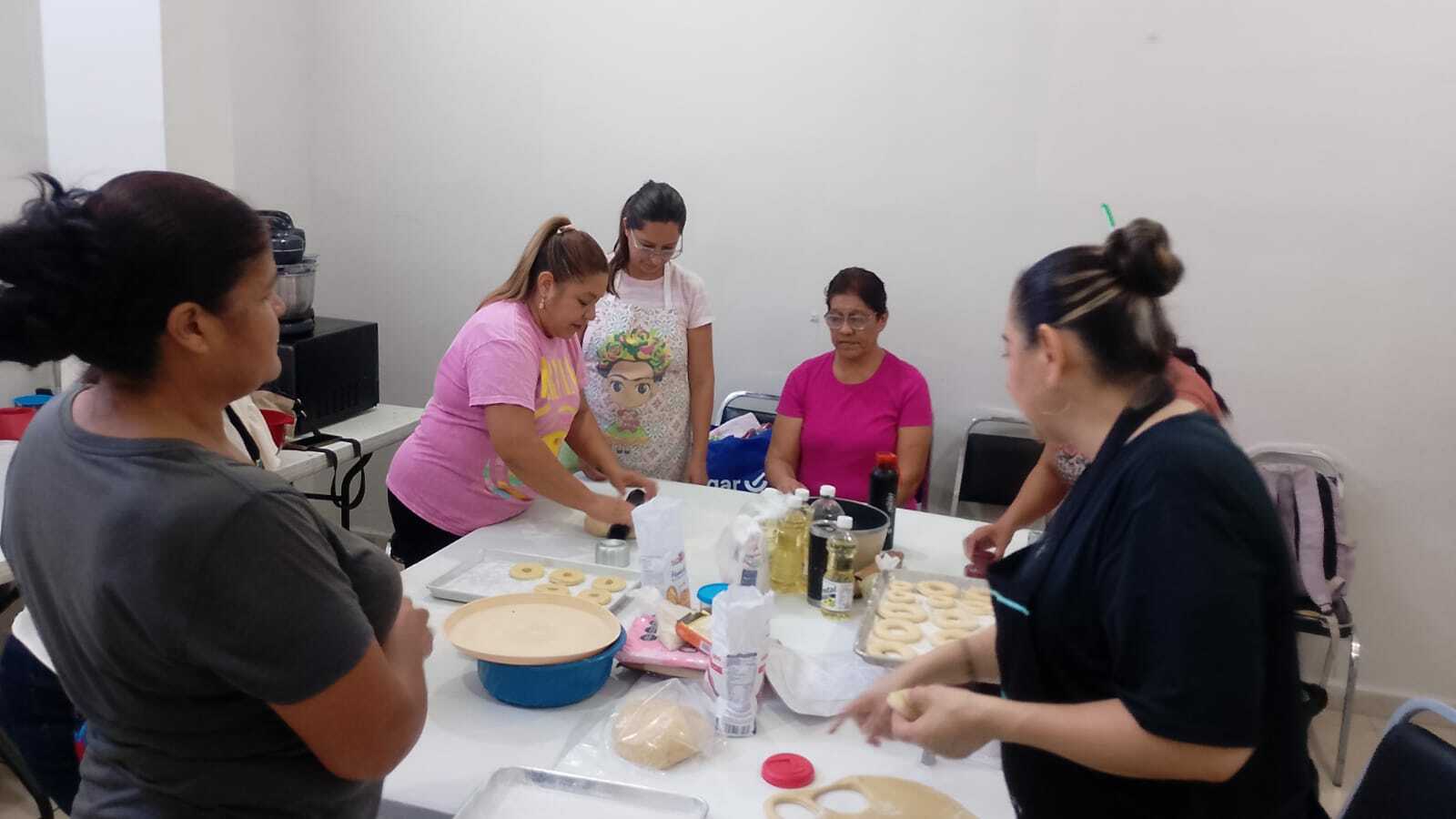 Capacitan a vecinos de la colonia Nueva California de Torreón en técnicas de panadería