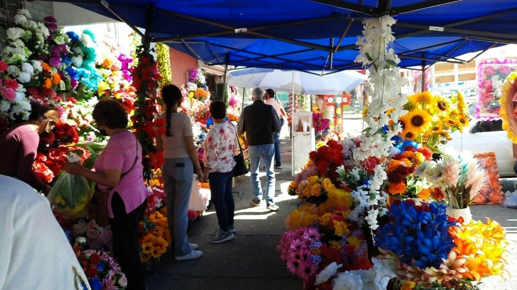 Plazas y Mercados de Torreón supervisará el comercio ordenado de venta de flores por el Día de Muertos