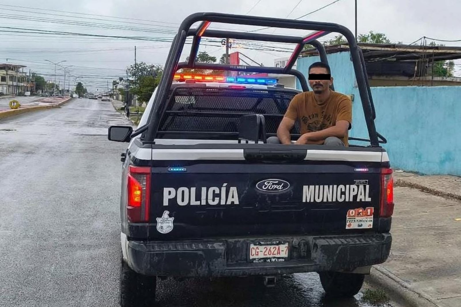 Amenaza a policías e intenta golpear a un oficial; lo detienen en la Hipódromo