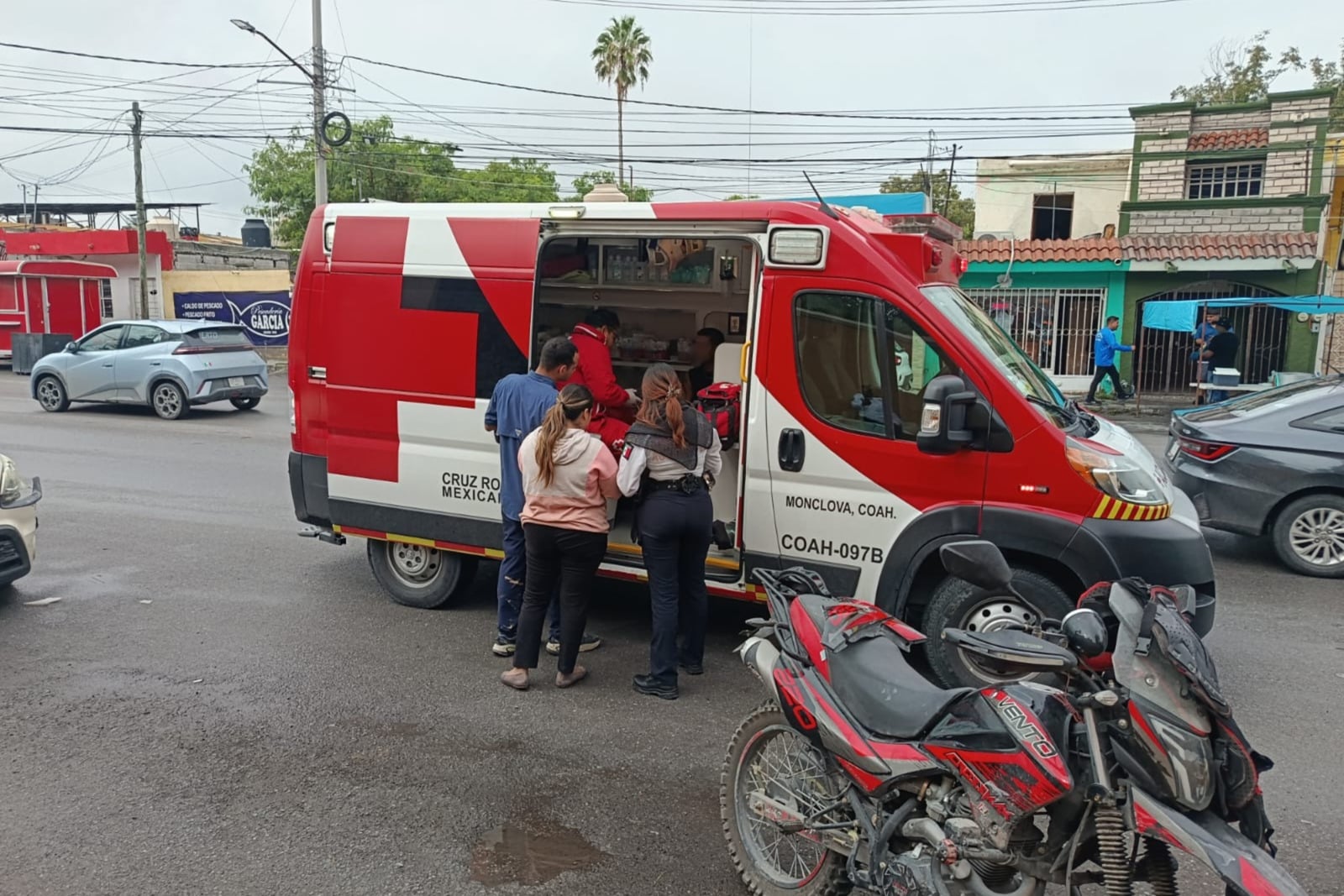 Motociclista cae al pavimento tras choque con auto en El Pueblo