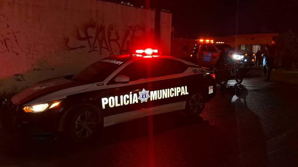 Joven motociclista acaba en el hospital tras choque en la colonia Azteca