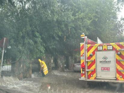 Protección Civil y Bomberos auxilian a familias afectadas por lluvias en Múzquiz