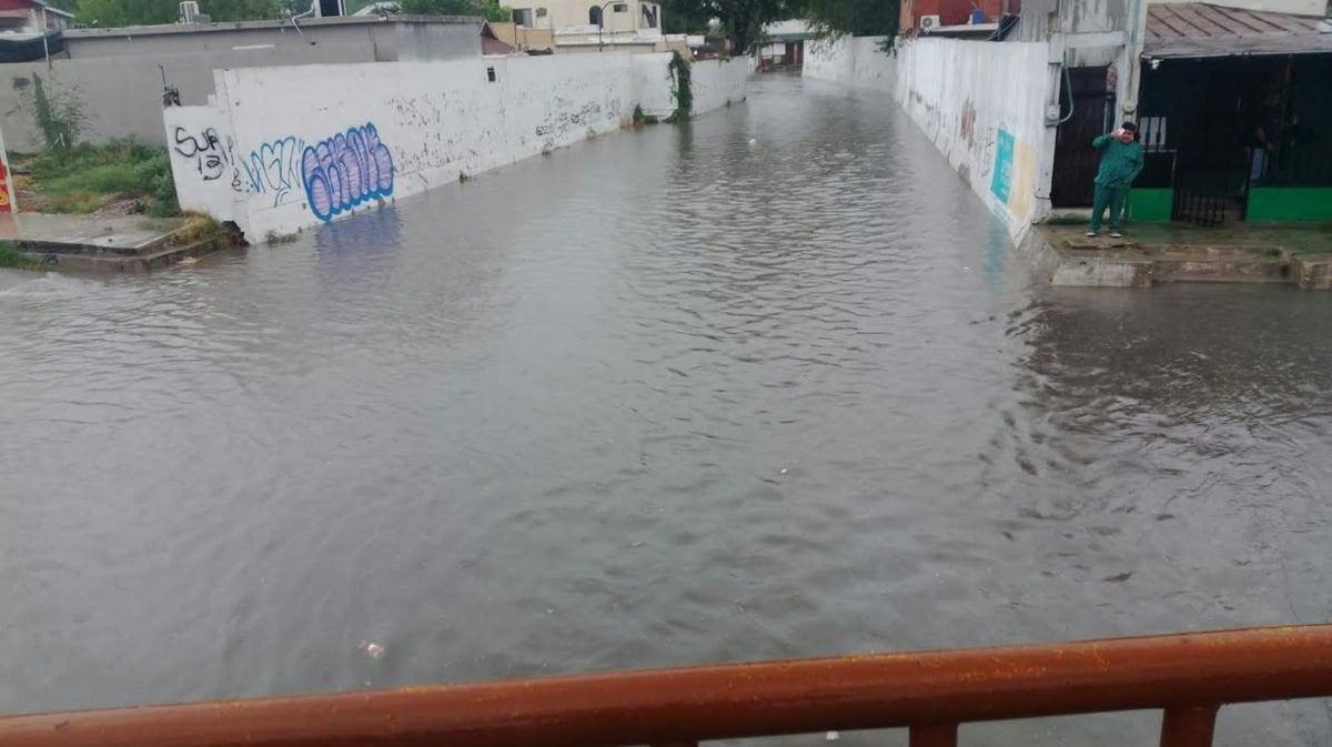 Vigilan vecinos de la González el nivel del agua; temen perder nuevamente sus pertenencias