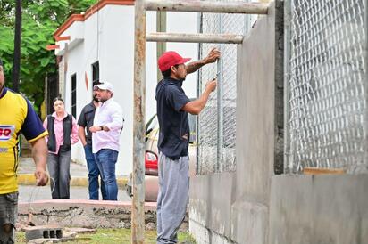 El alcalde recorrió los trabajos de rehabilitación y construcción de espacios públicos en las colonias Primero de Mayo y Nogalar, proyectos realizados