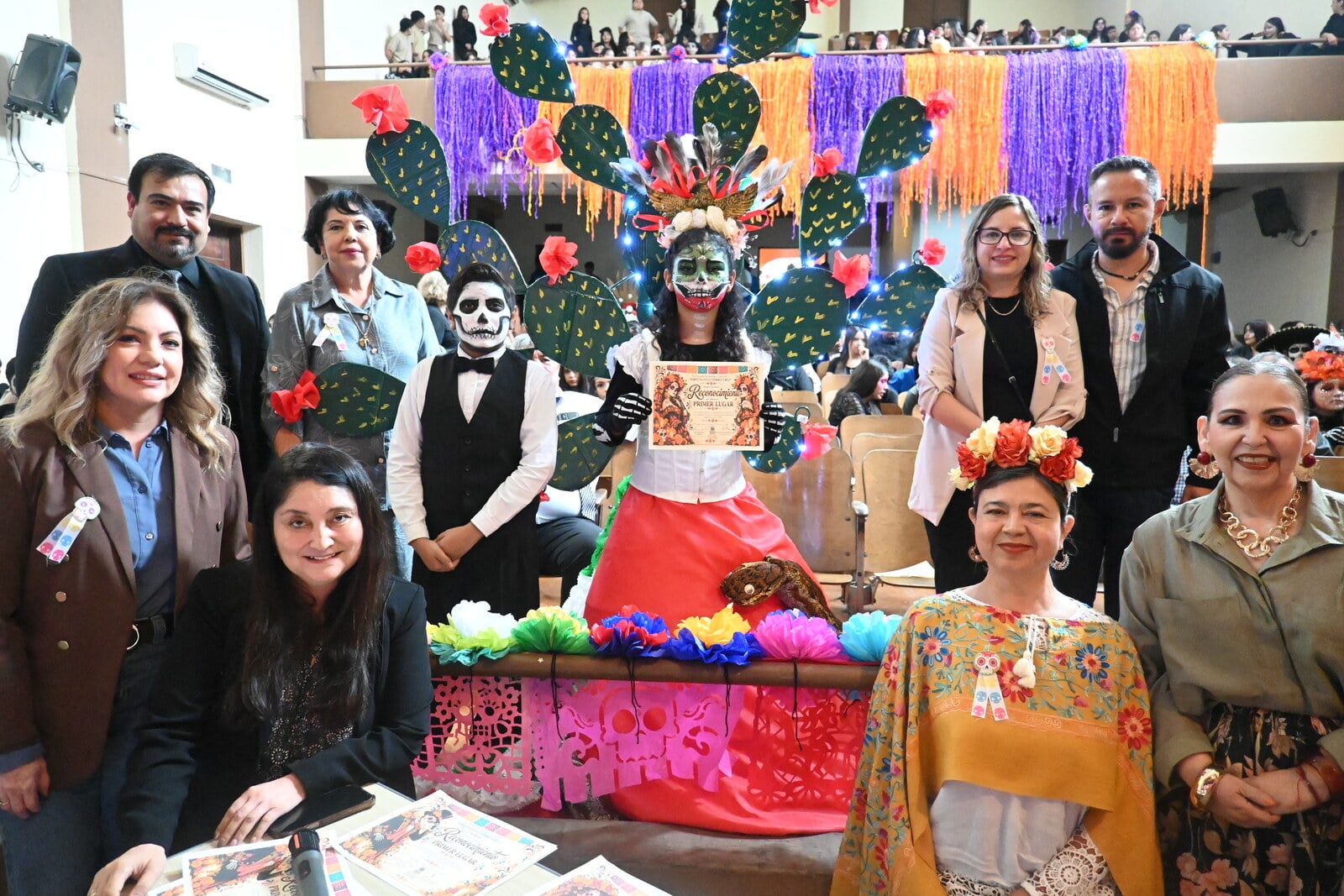 Secundaria Gutiérrez Cruz honra memoria de subdirectora con altar de muertos