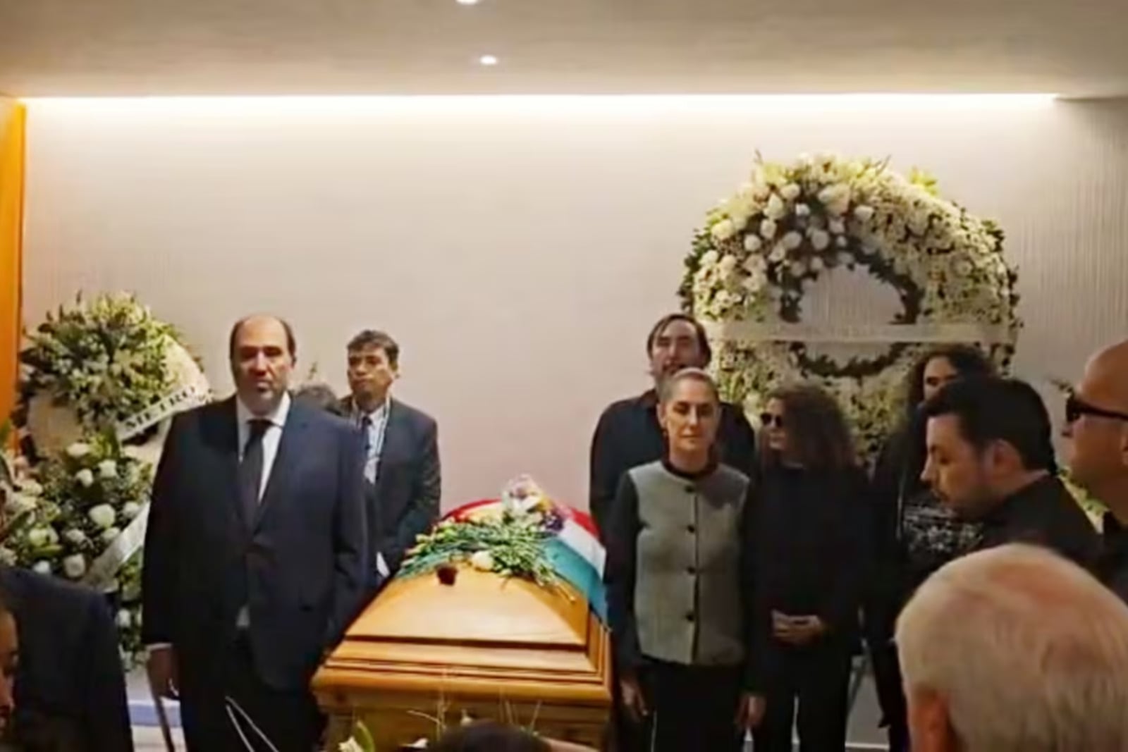 Claudia Sheinbaum realiza guardia de honor en funeral de Cuauhtémoc Cárdenas