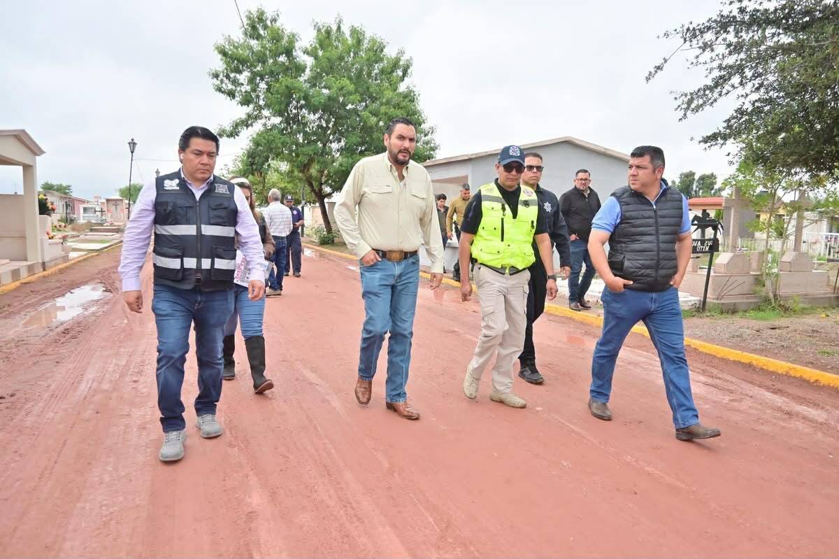 Carlos Villarreal supervisa trabajos de preparación en panteones municipales