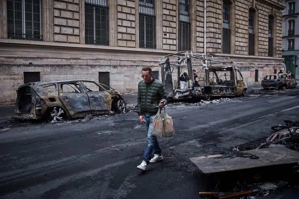 Protestas y Halloween llevan a París a imponer toque de qued