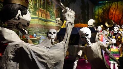 Artesano crea calaveras de papel maché para el Día de Muertos