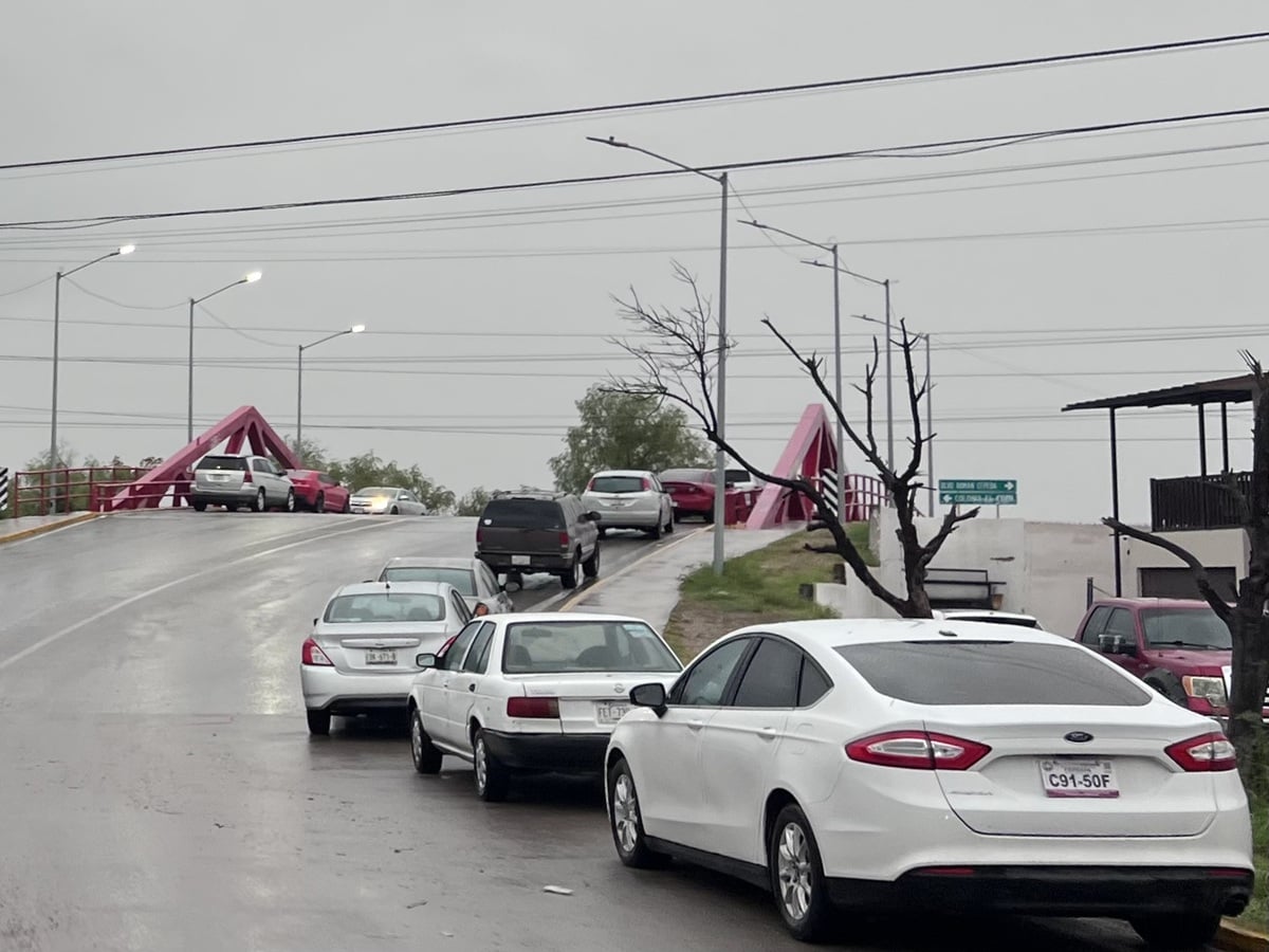 Clima: Los días en que se esperan lluvias, no es extraño observar vehículos estacionados en la parte alta del puente ó el bordo norte. Clima: Los días en que se esperan lluvias, no es extraño observar vehículos estacionados en la parte alta del puente ó el bordo norte.