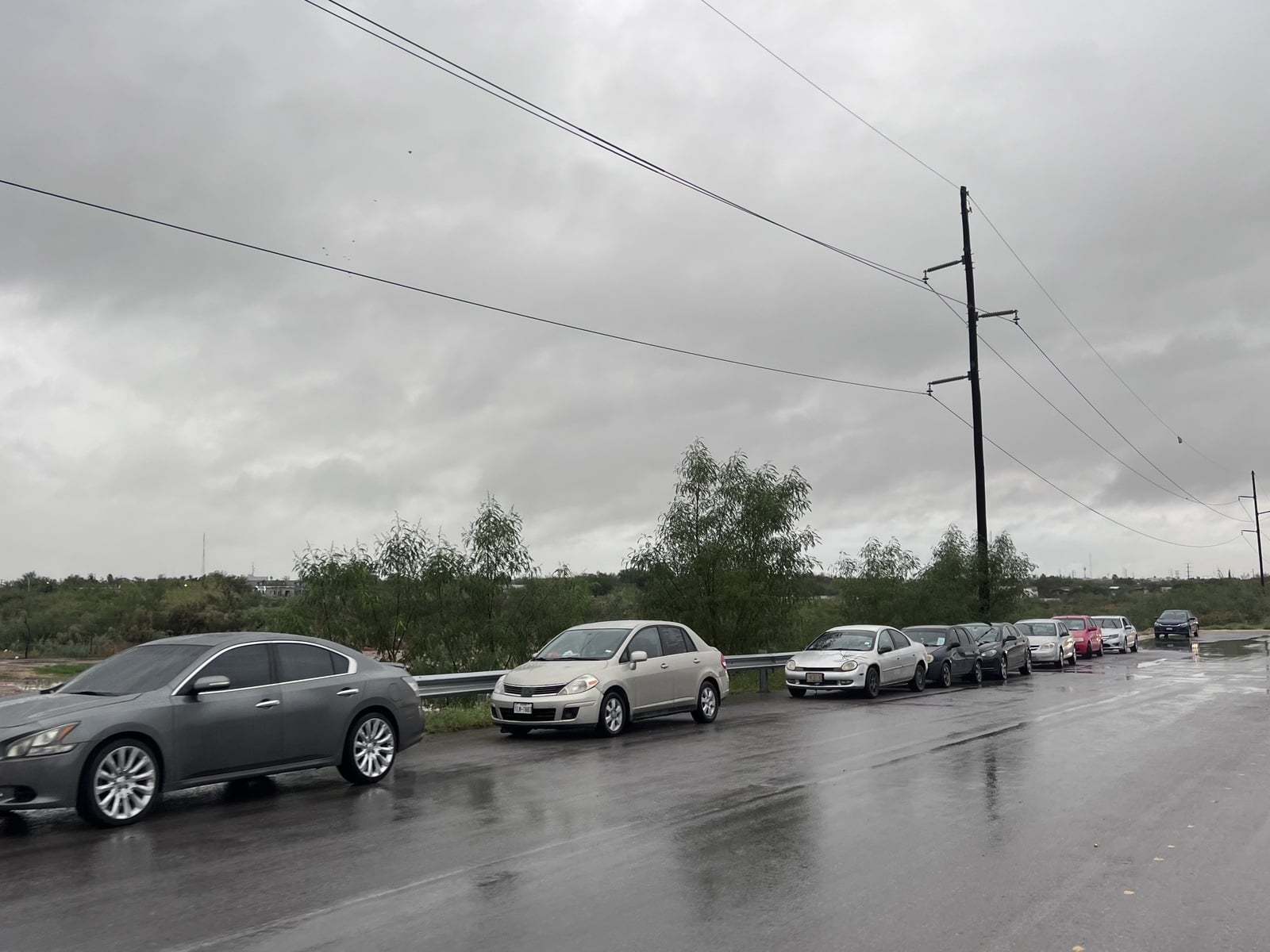 Clima: Los días en que se esperan lluvias, no es extraño observar vehículos estacionados en la parte alta del puente ó el bordo norte.