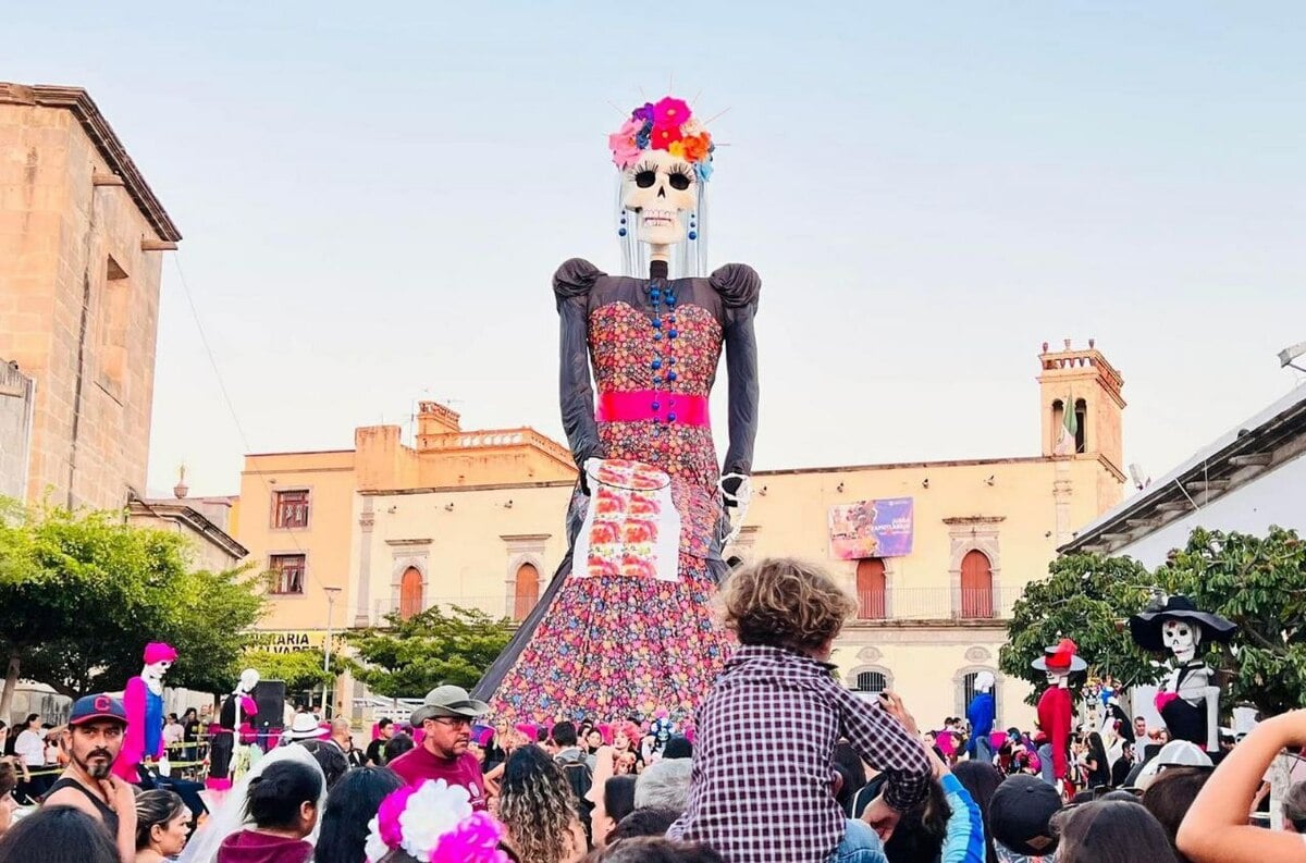 Catrina de más de 32 metros en CDMX se vuelve viral por sus memes