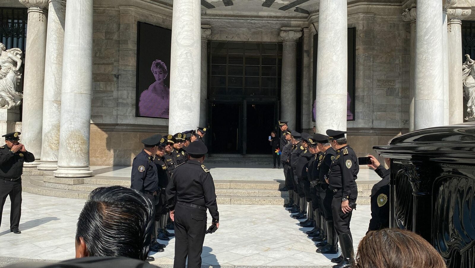 Entre flores blancas y aplausos, así despiden a Cuauhtémoc Cárdena