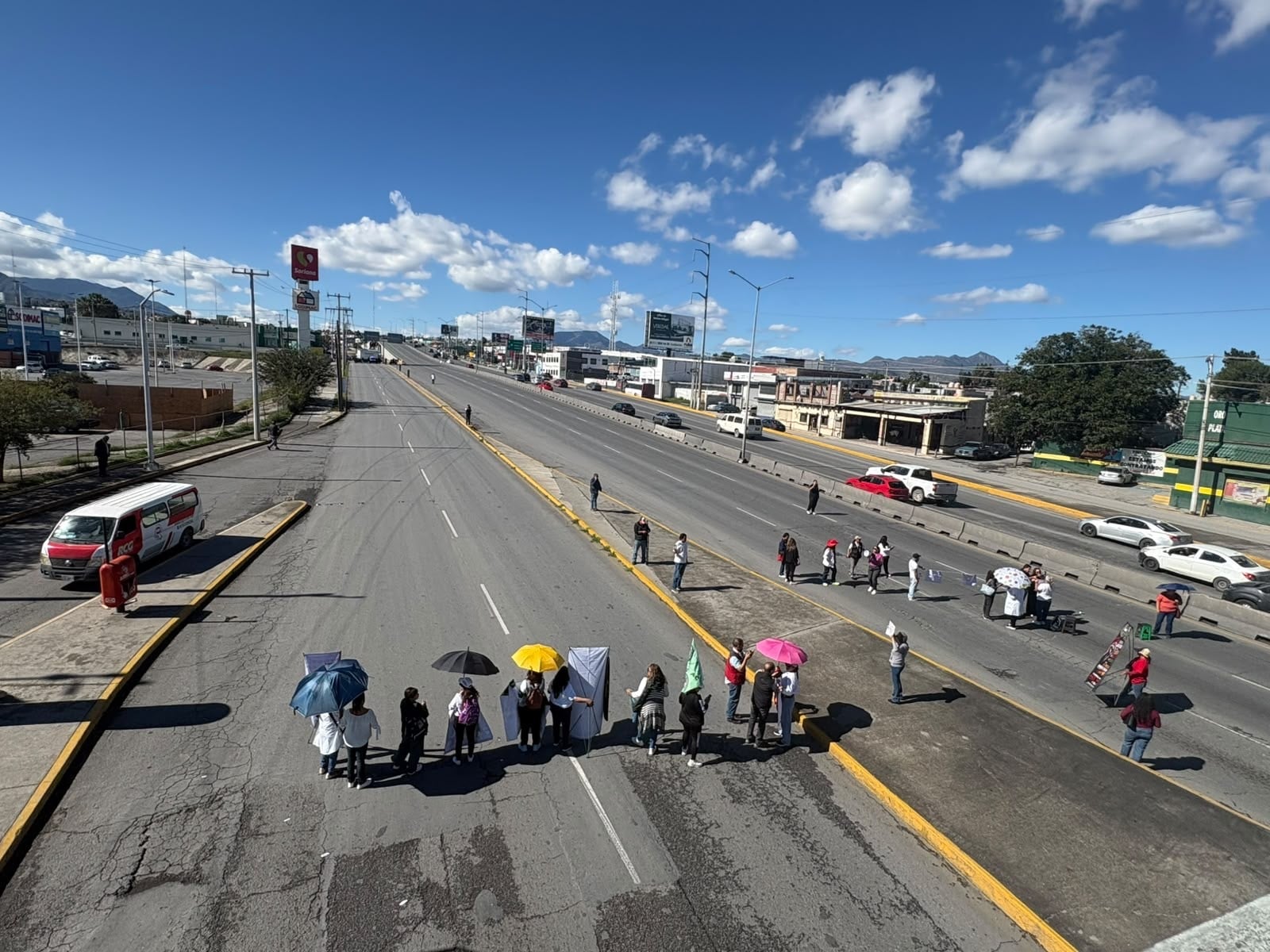 Trabajadores del IMSS bloquean periférico dos horas