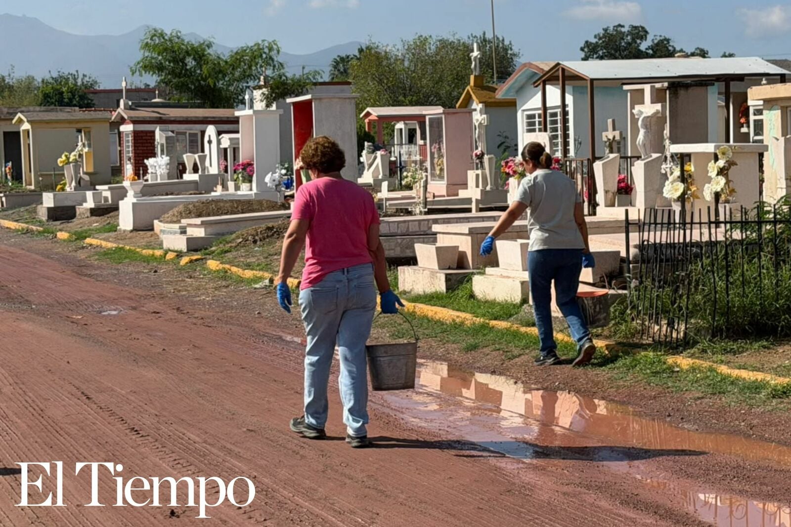 Se adelantan familias en Monclova con limpieza de tumbas en panteones municipales