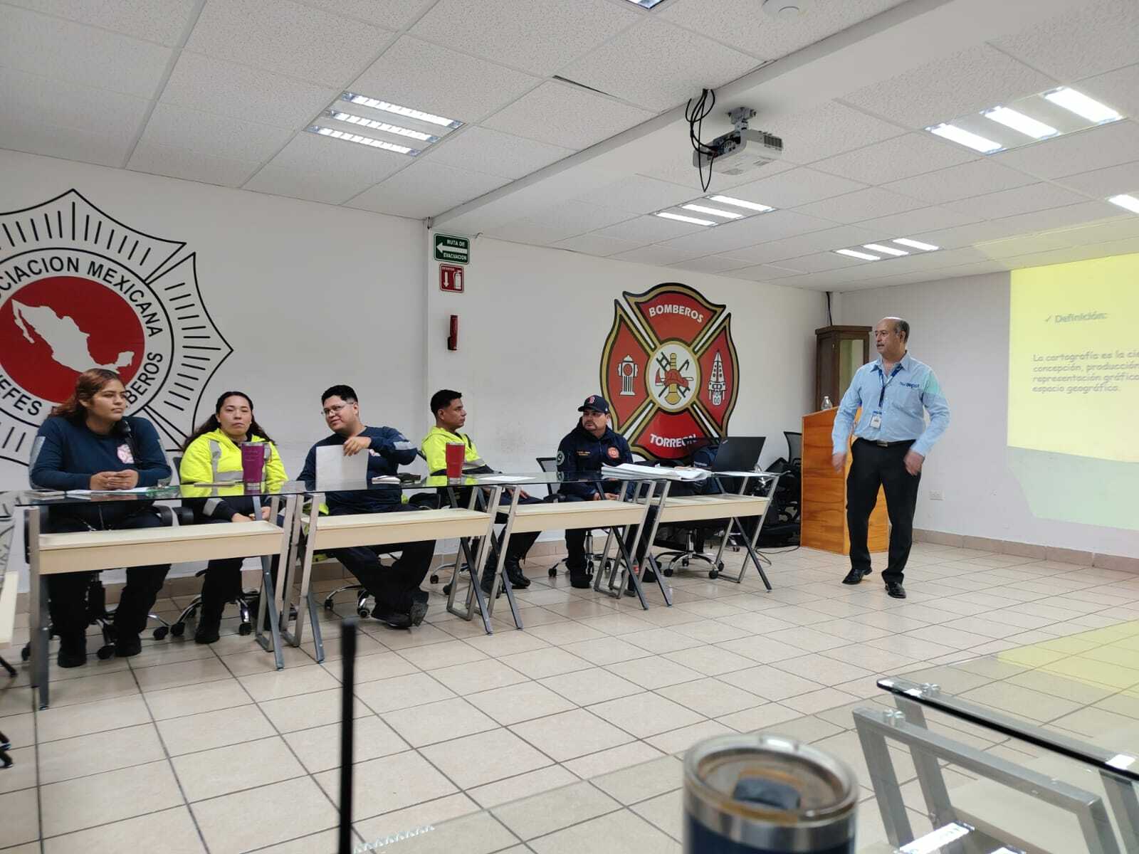 Capacitan a bomberos de Torreón en cartografía para mejorar la atención de emergencias