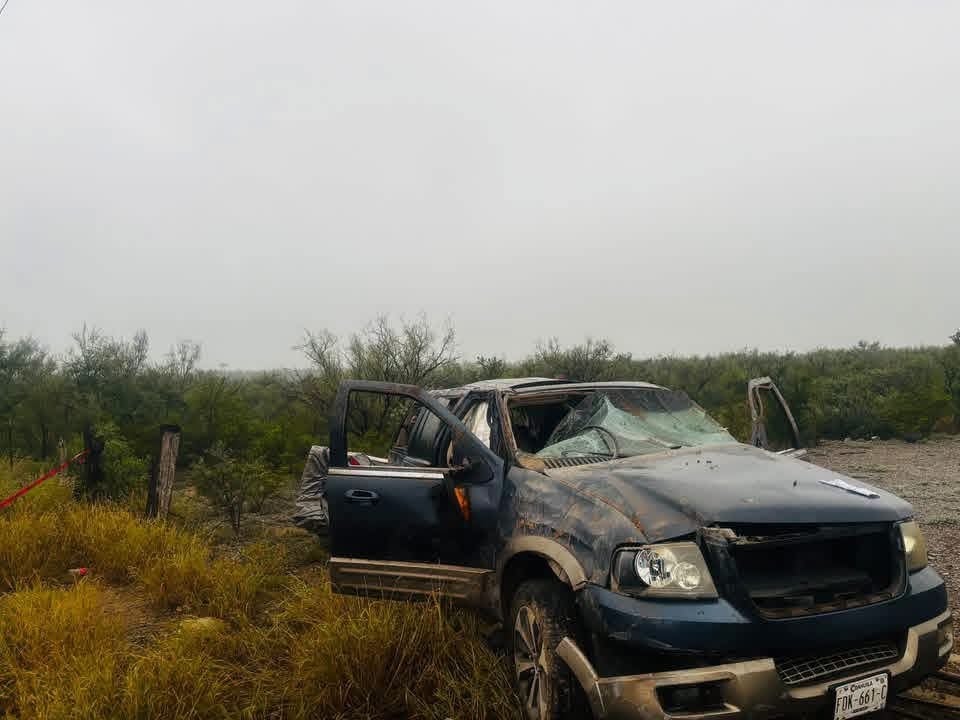 Densa neblina provoca volcadura en la carretera 57; muere joven y cuatro resultan heridos